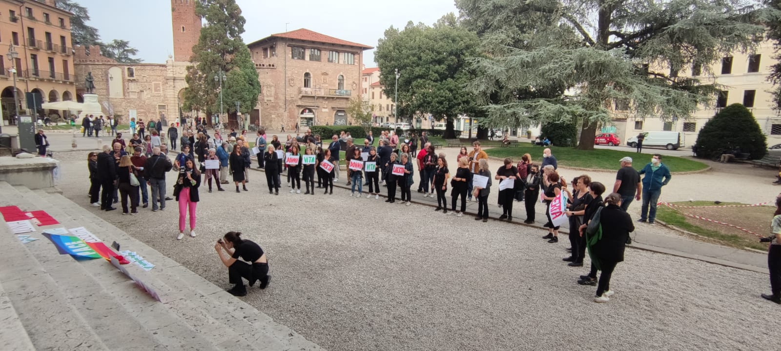 Donna Vita Libertà: Flash Mob In Solidarietà Alle Donne Iraniane ...